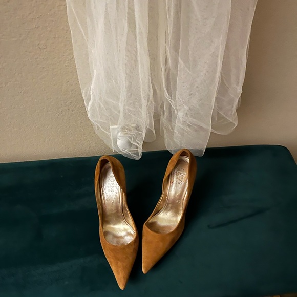 Brown Suede Guess Women's Pumps
No Box included - Picture 6 of 9